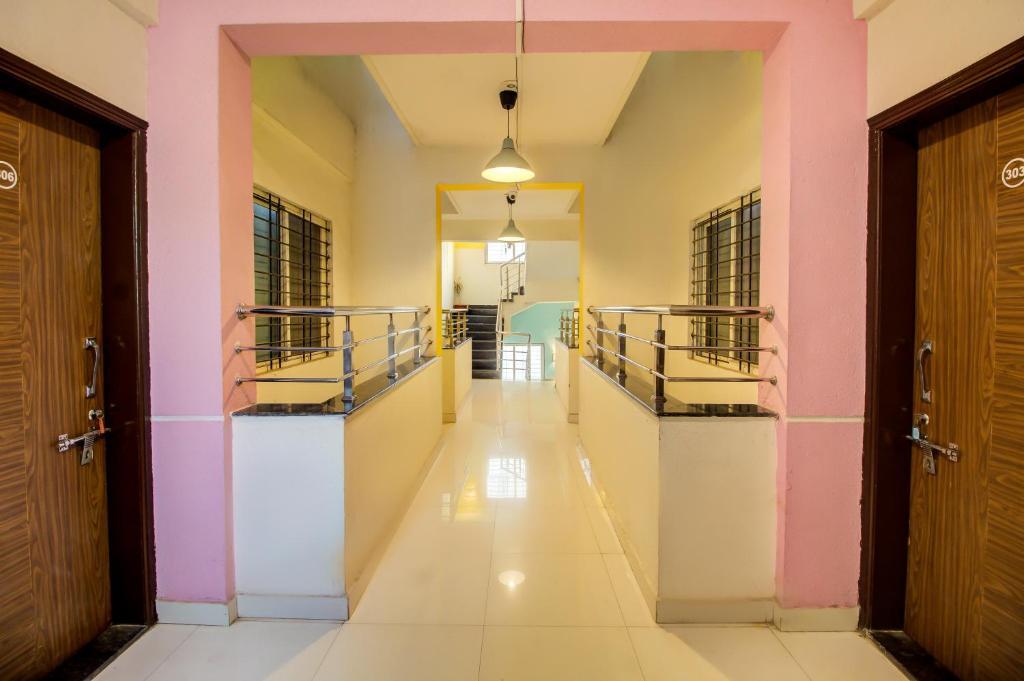 Хинджевади: Hotel Elegant Lodging