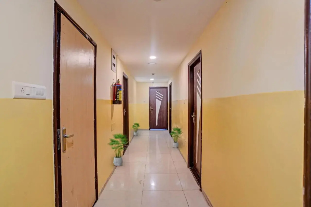 Индаур: Oyo Flagship 702125 Hotel Cozy Stay