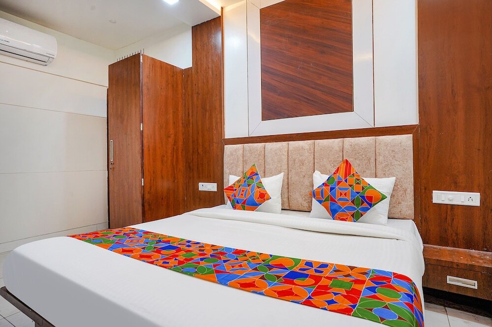 Индаур: FabHotel Coral