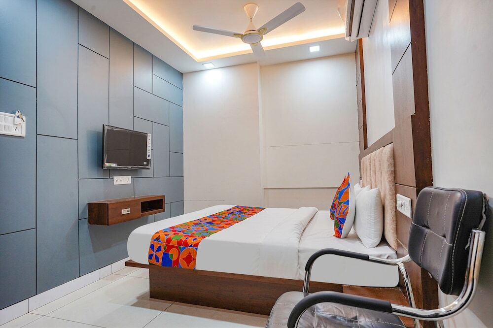 Индаур: FabHotel Coral