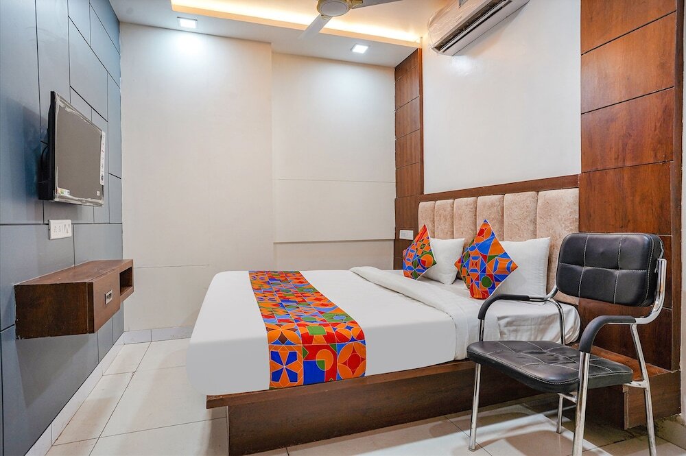 Индаур: FabHotel Coral