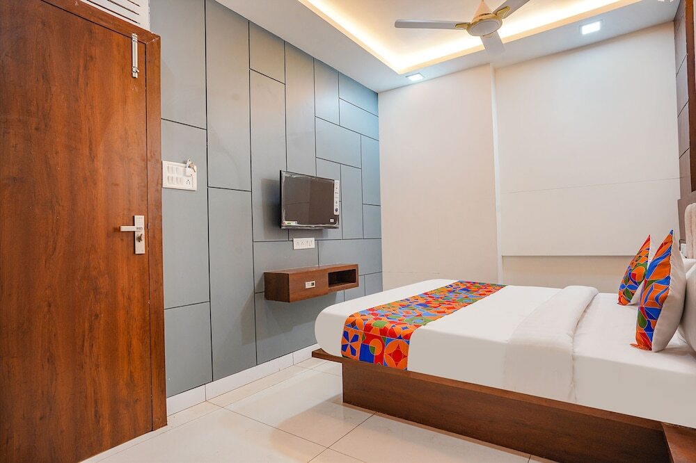 Индаур: FabHotel Coral