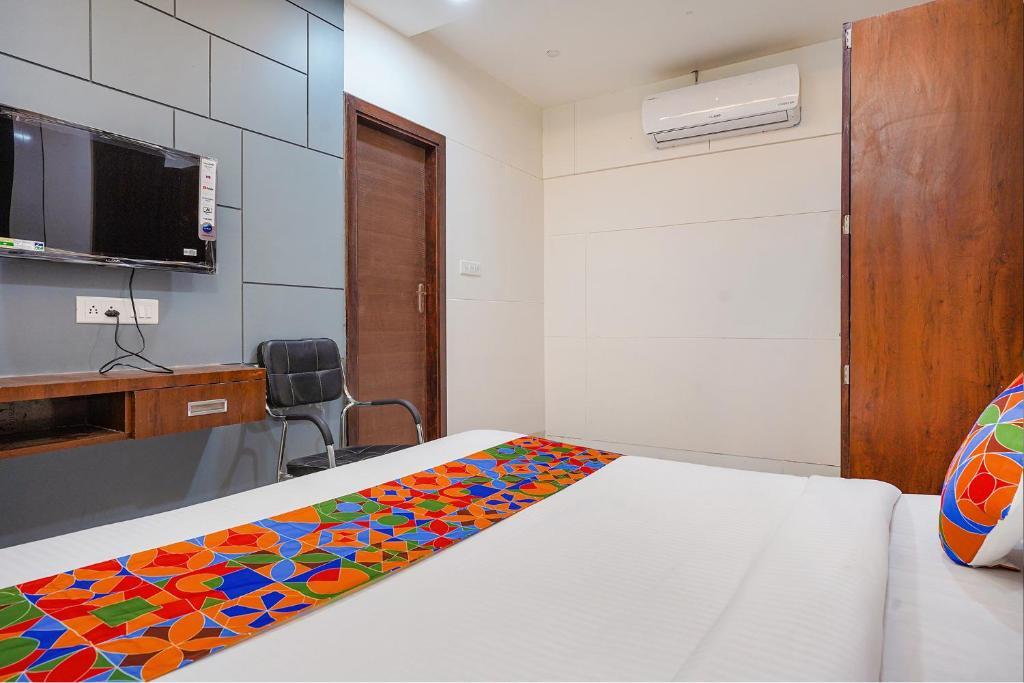 Индаур: FabHotel Coral