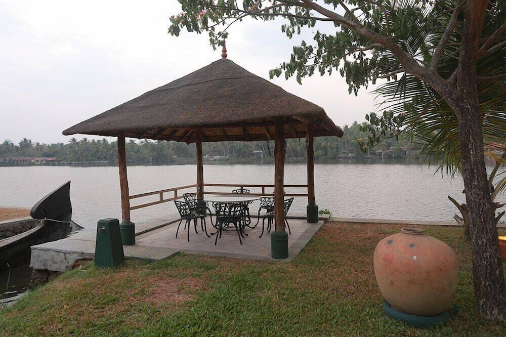 Куруппумтара: Baymaas Lake house