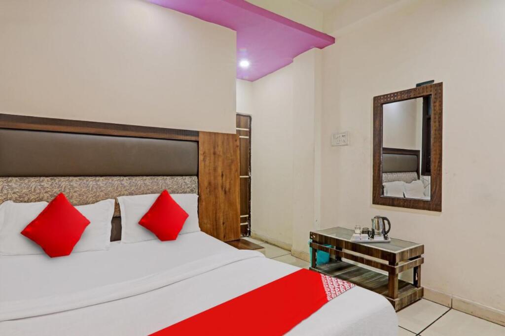 Канпур: OYO Flagship 806856 Hotel Ashirvad
