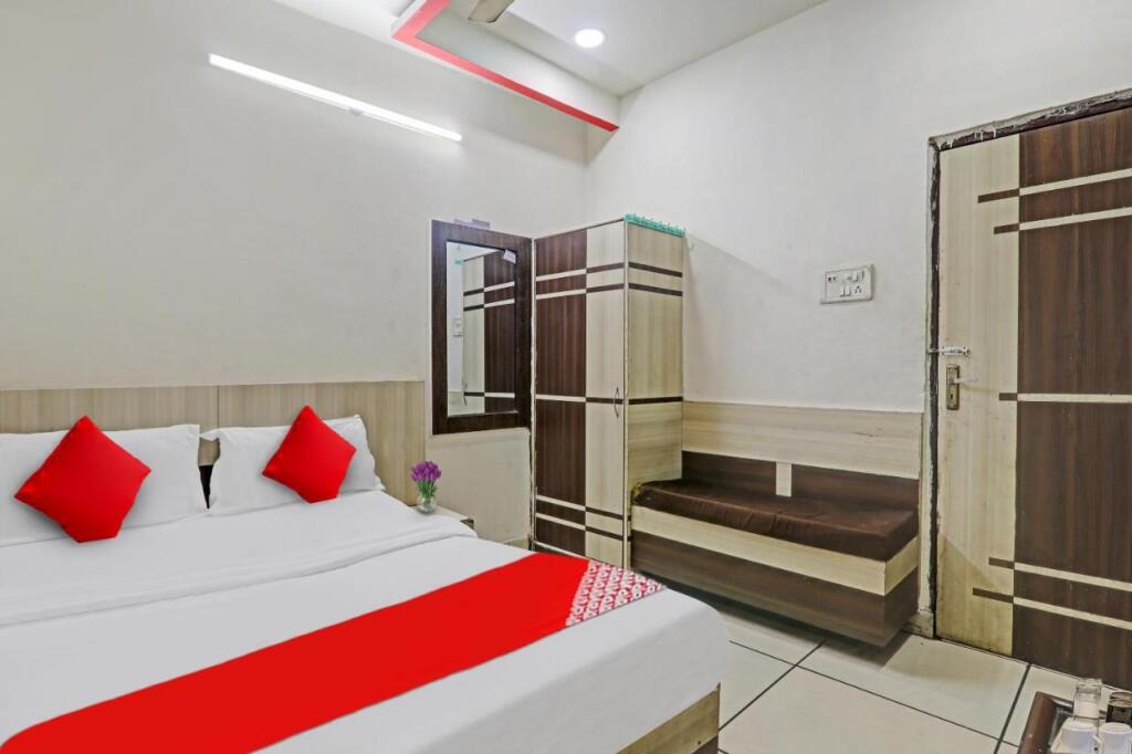 Канпур: OYO Flagship 806856 Hotel Ashirvad