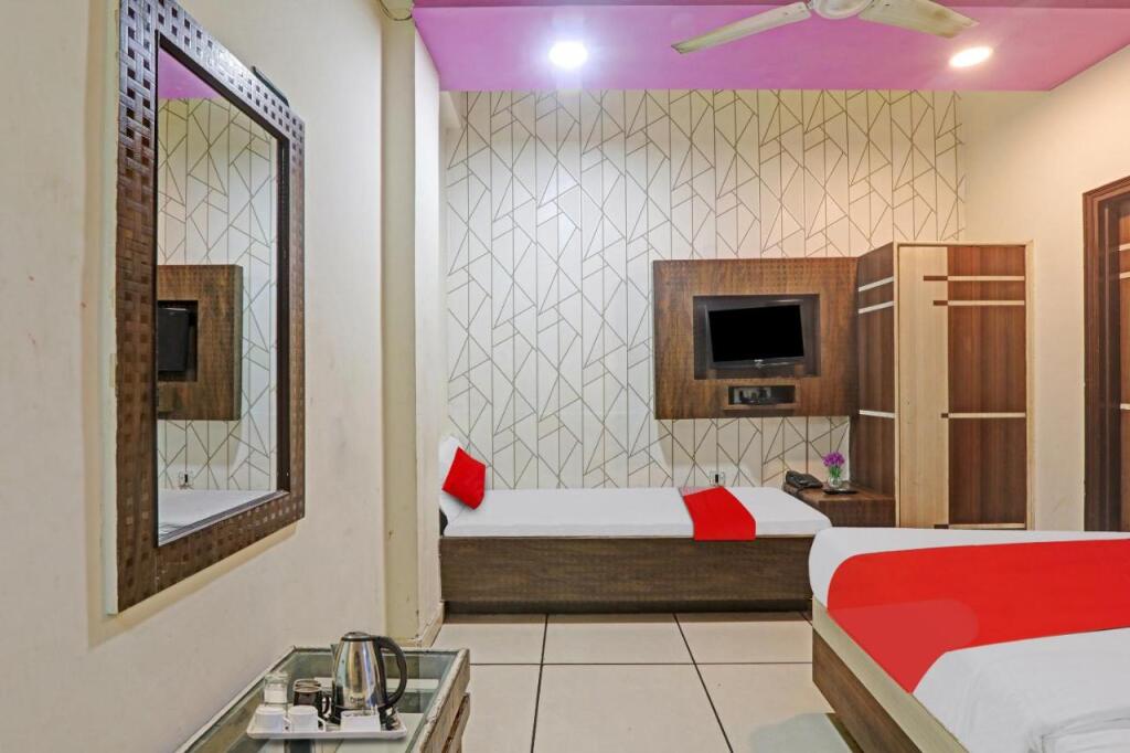 Канпур: OYO Flagship 806856 Hotel Ashirvad