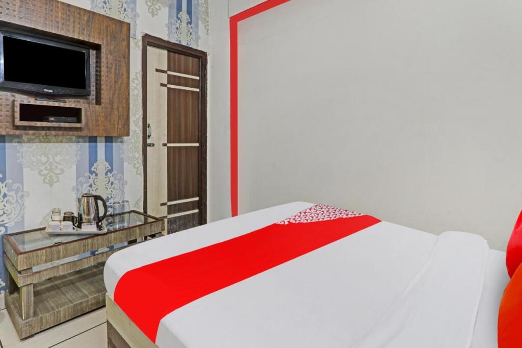 Канпур: OYO Flagship 806856 Hotel Ashirvad