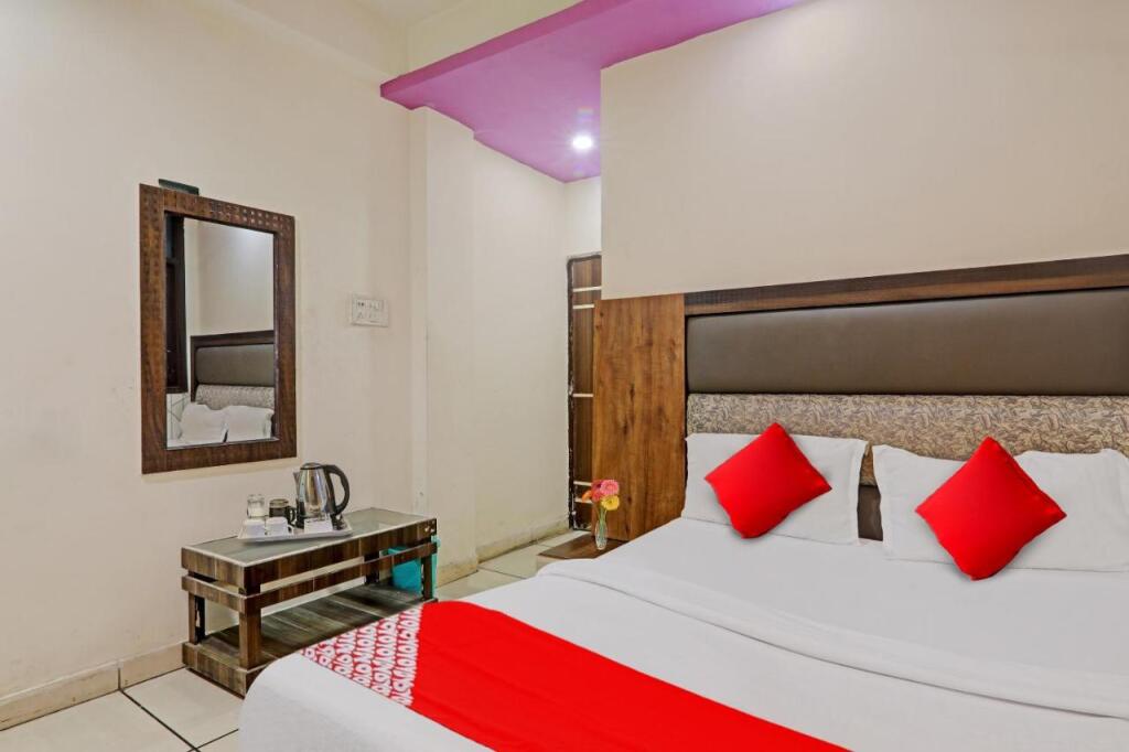Канпур: OYO Flagship 806856 Hotel Ashirvad