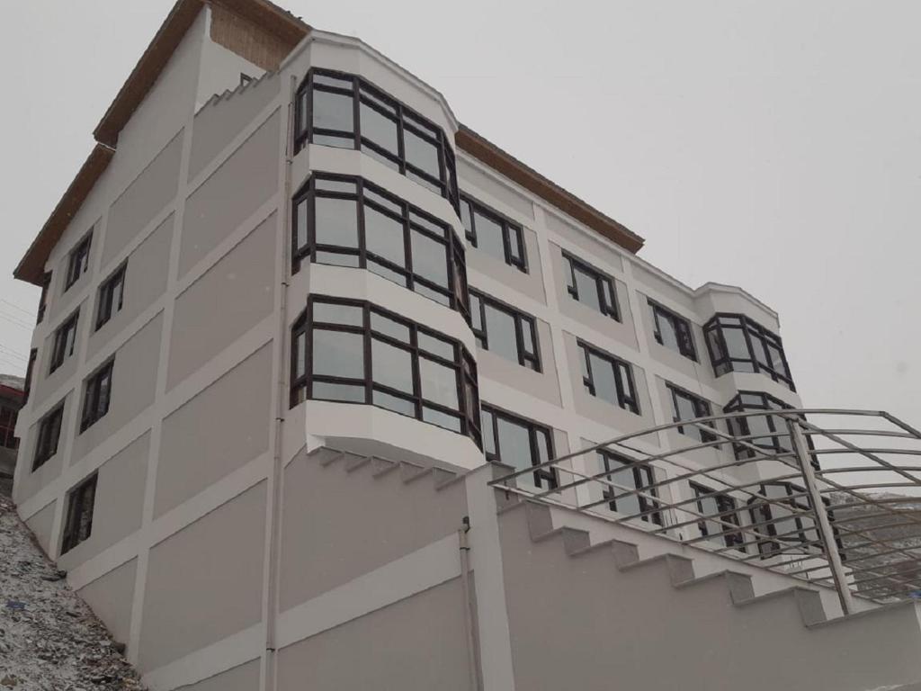 Каргил: Hotel The White Castle