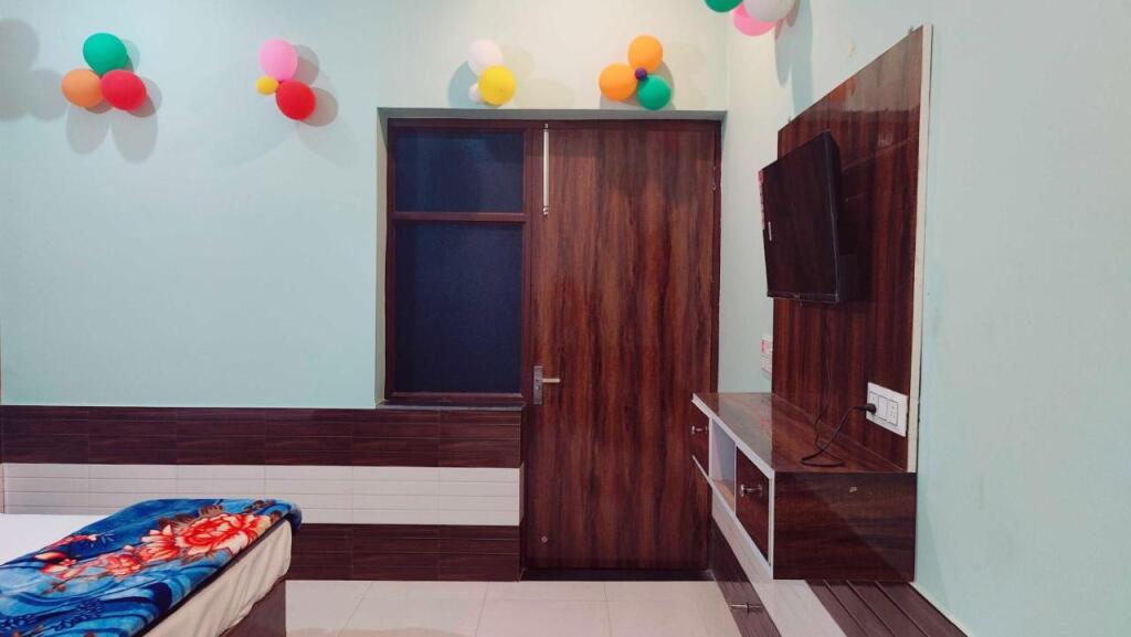 Коси: POP 89785 Hotel Brijwasi Inn