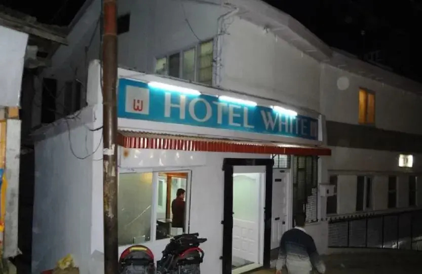 Куфри: Hotel White