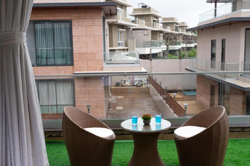 Лонавала: ALYF at Tropical Grand Villa 30, Lonavala