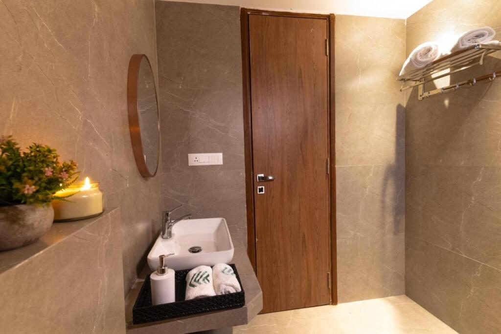 Лонавала: ALYF at Tropical Grand Villa 30, Lonavala