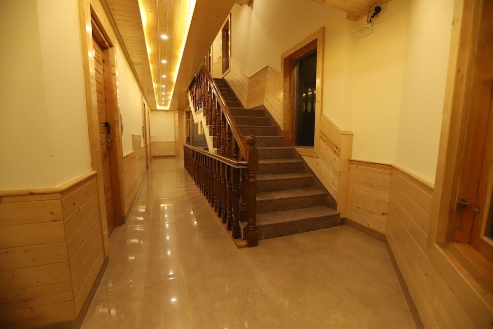 Манали: Golden Wood Manali By Rosetum