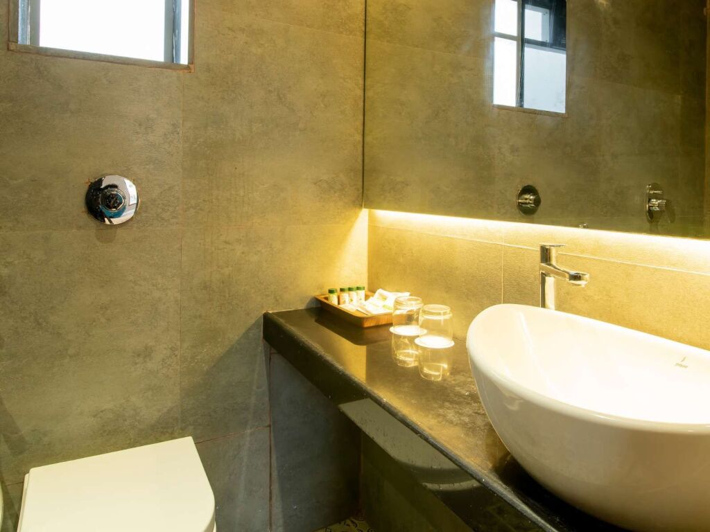 Мумбаи: Silver Oak Tropical Resort, By Bay Hotels