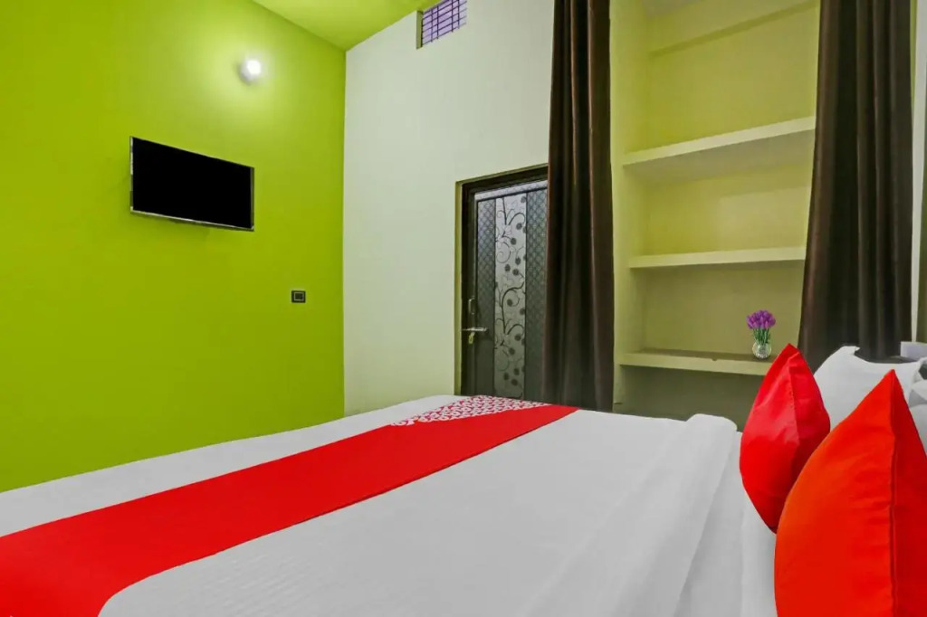 Найни: OYO Flagship 806679 Hotel A T S