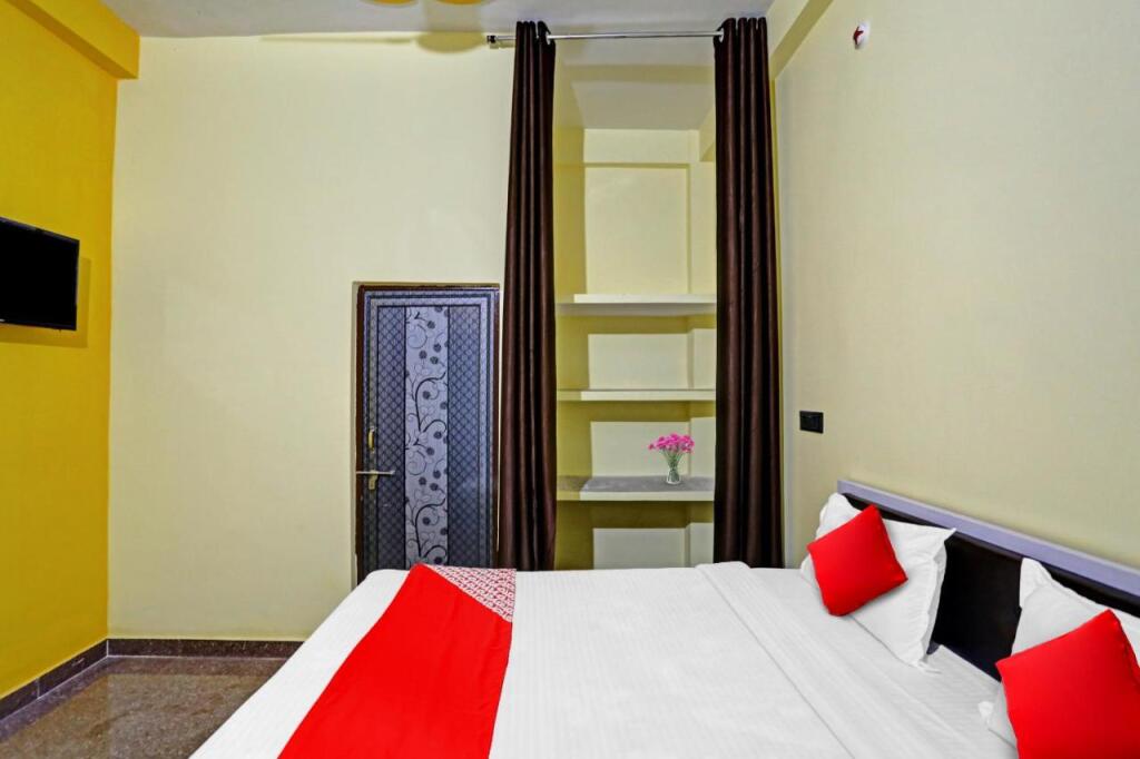 Найни: OYO Flagship 806679 Hotel A T S