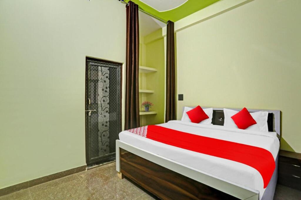 Найни: OYO Flagship 806679 Hotel A T S