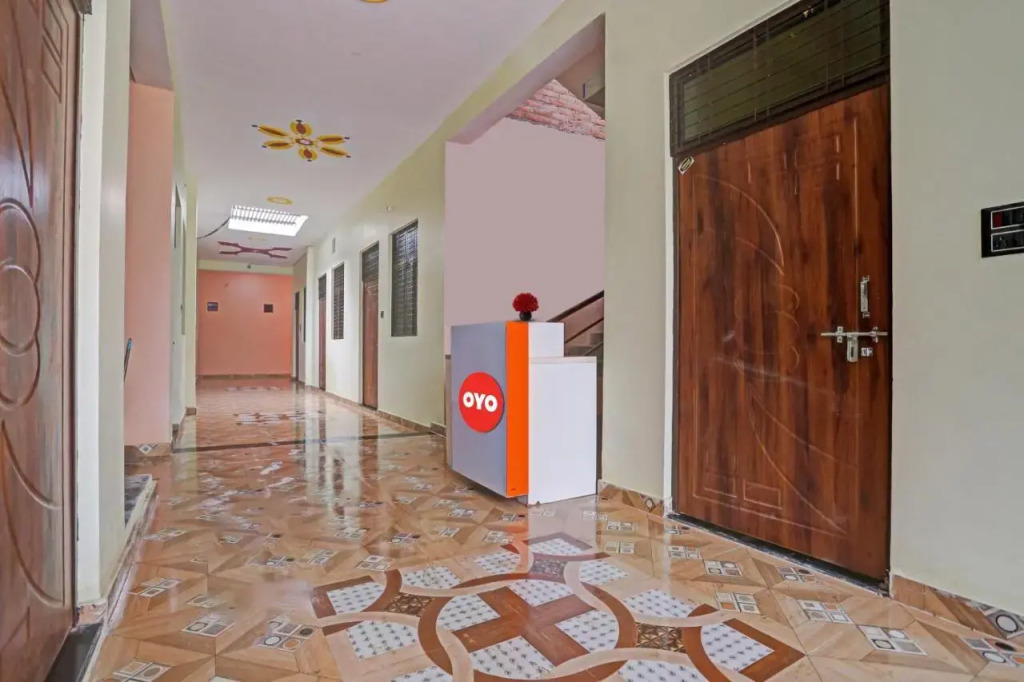 Найни: OYO Flagship 806679 Hotel A T S