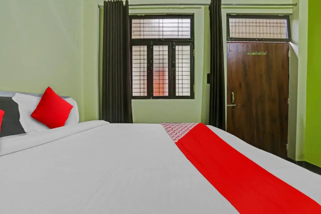 Найни: OYO Flagship 806679 Hotel A T S
