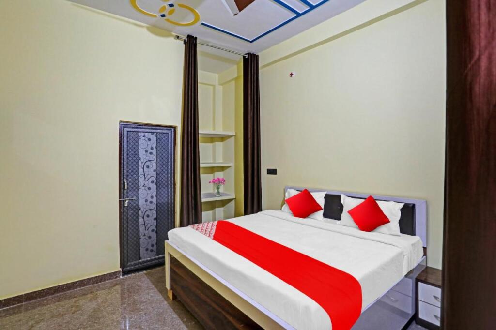Найни: OYO Flagship 806679 Hotel A T S