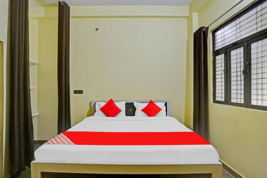 Найни: OYO Flagship 806679 Hotel A T S