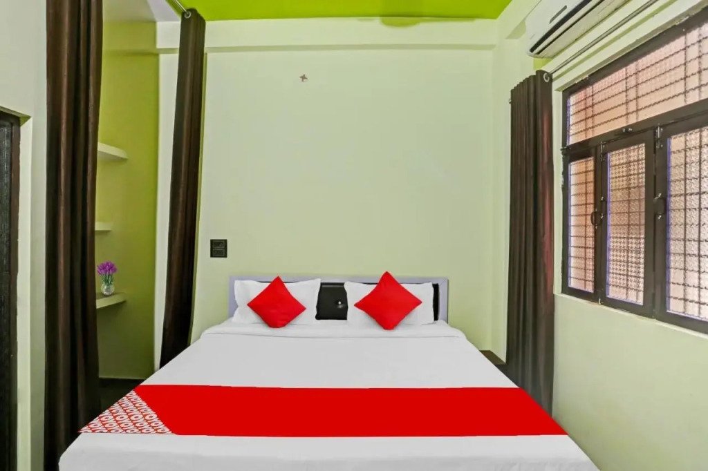 Найни: OYO Flagship 806679 Hotel A T S