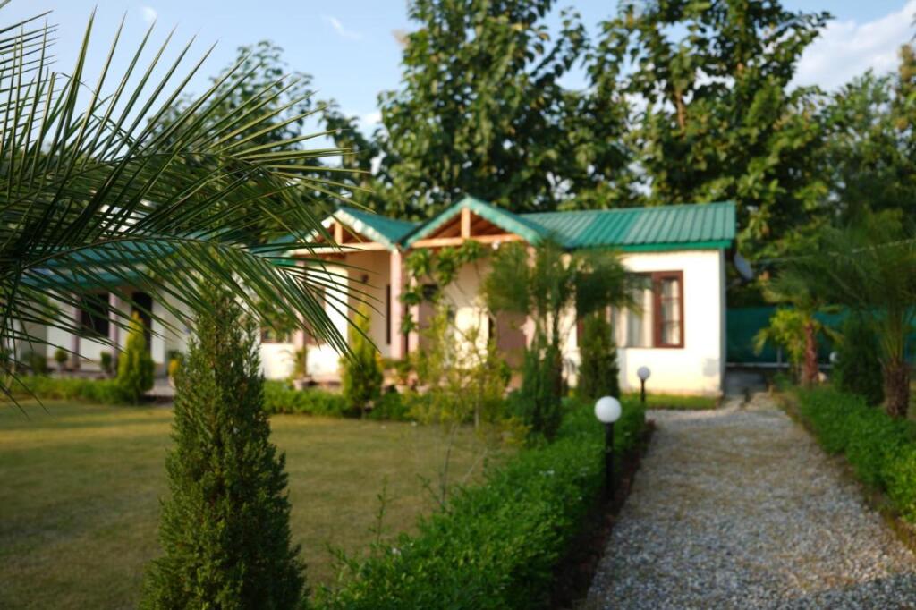 Наинитал: Corbett Mid Forest Resort