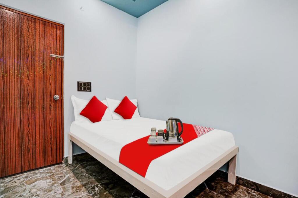 Нашик: SPOT ON 703243 Sai Lodging And Restaurant