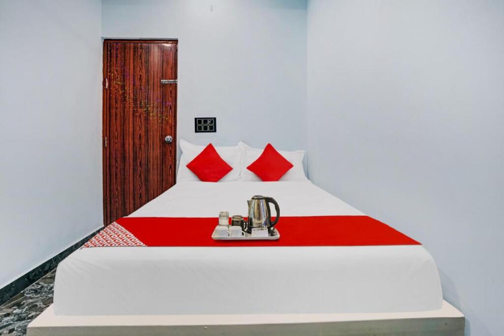 Нашик: SPOT ON 703243 Sai Lodging And Restaurant