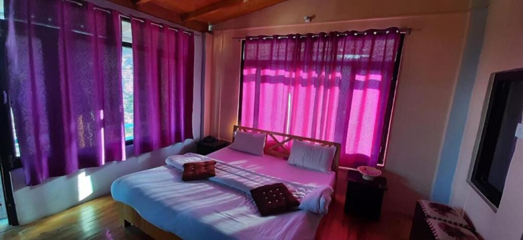 Раникхет: Kumaon Himalayan View
