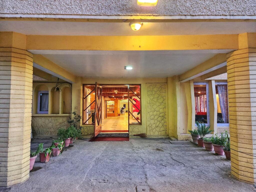 Шимла: Hotel Pineview Shimla