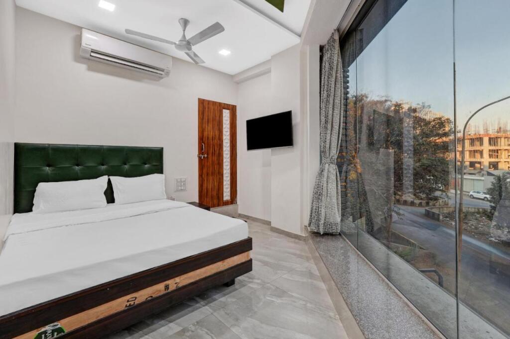 Сурат: OYO Flagship 806111 On Off Hotel Room