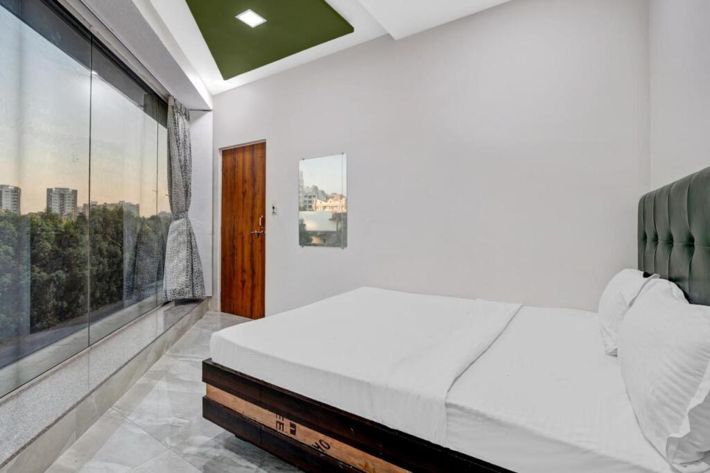 Сурат: OYO Flagship 806111 On Off Hotel Room