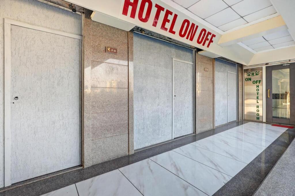 Сурат: OYO Flagship 806111 On Off Hotel Room
