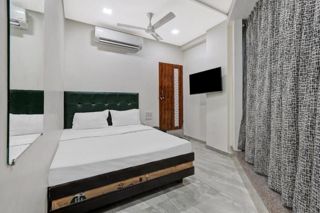 Сурат: OYO Flagship 806111 On Off Hotel Room