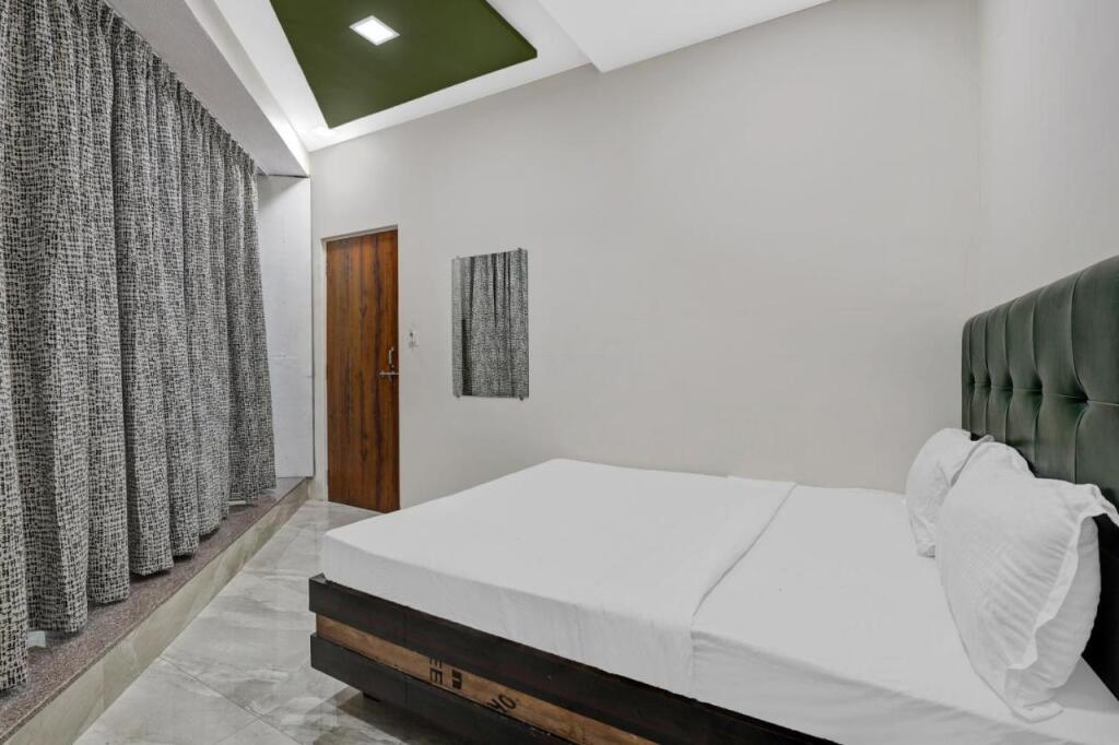 Сурат: OYO Flagship 806111 On Off Hotel Room