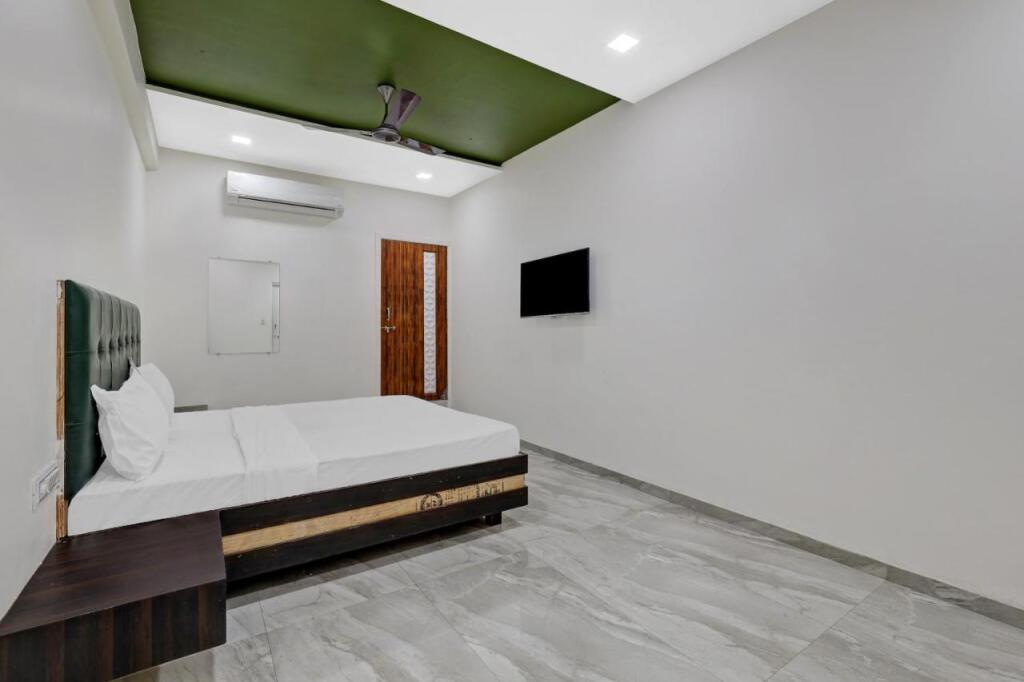Сурат: OYO Flagship 806111 On Off Hotel Room