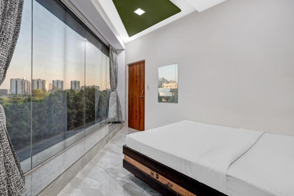 Сурат: OYO Flagship 806111 On Off Hotel Room
