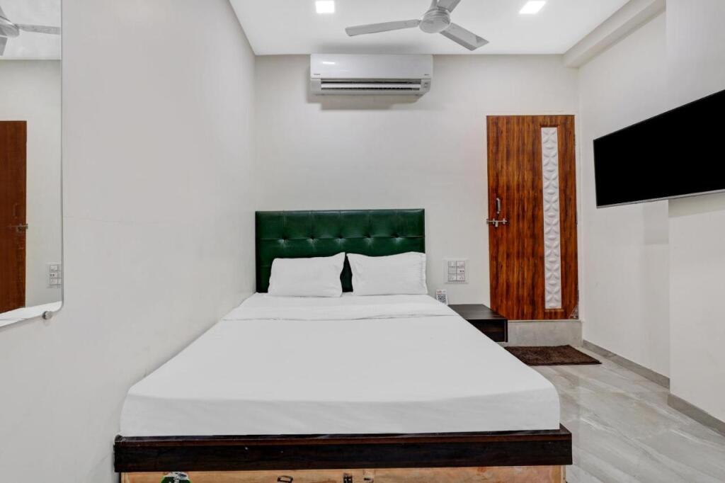 Сурат: OYO Flagship 806111 On Off Hotel Room