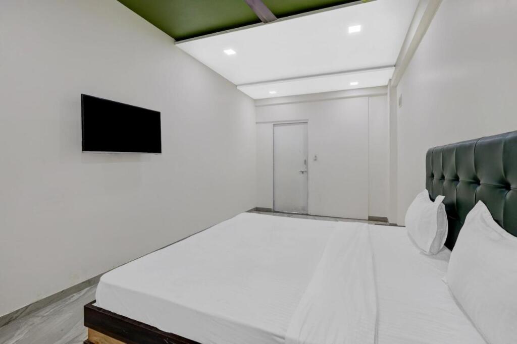 Сурат: OYO Flagship 806111 On Off Hotel Room