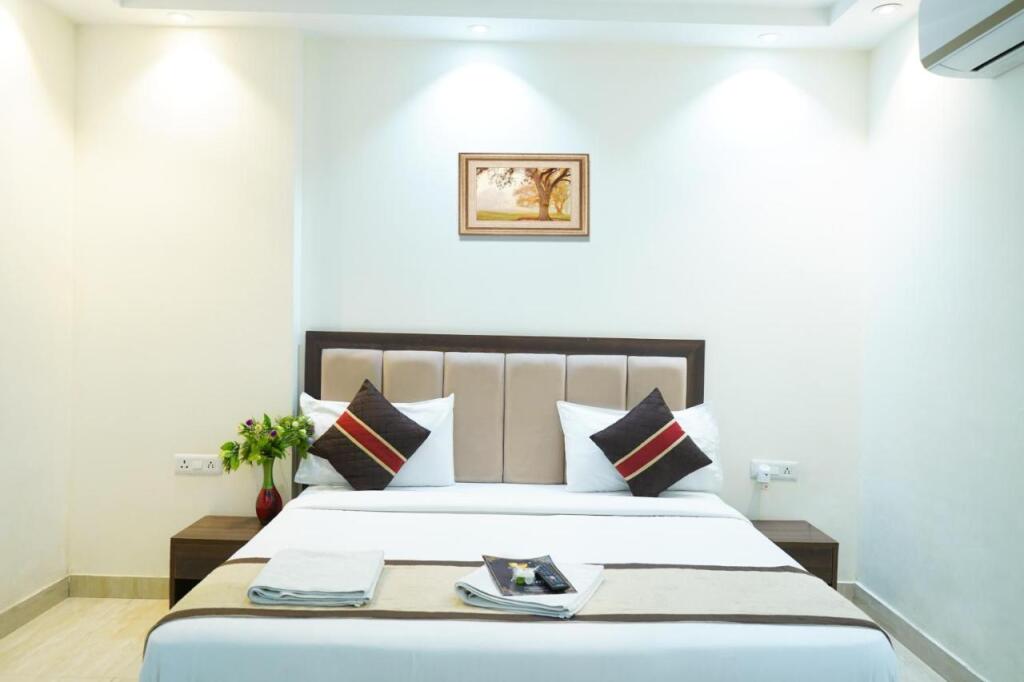 Нойда: Roomshala 024 Luxury Stays Sector 12