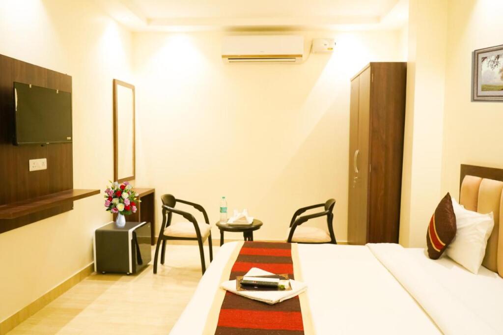 Нойда: Roomshala 024 Luxury Stays Sector 12