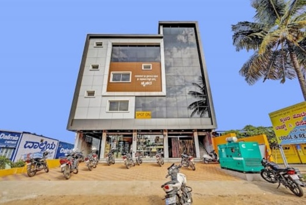 Palahalli: iROOMZ Suchira Lodge