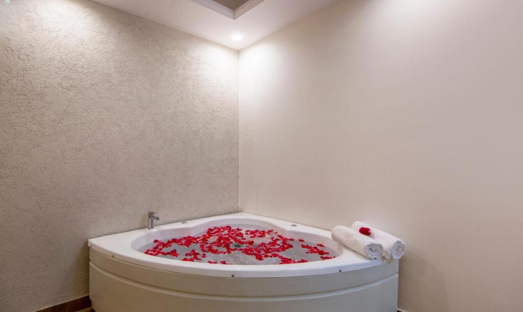 Нойда: Treebo Premium Embassy Inn