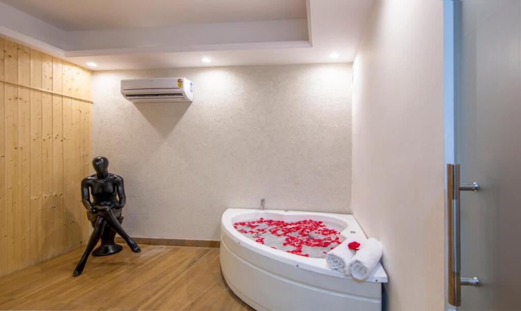 Нойда: Treebo Premium Embassy Inn