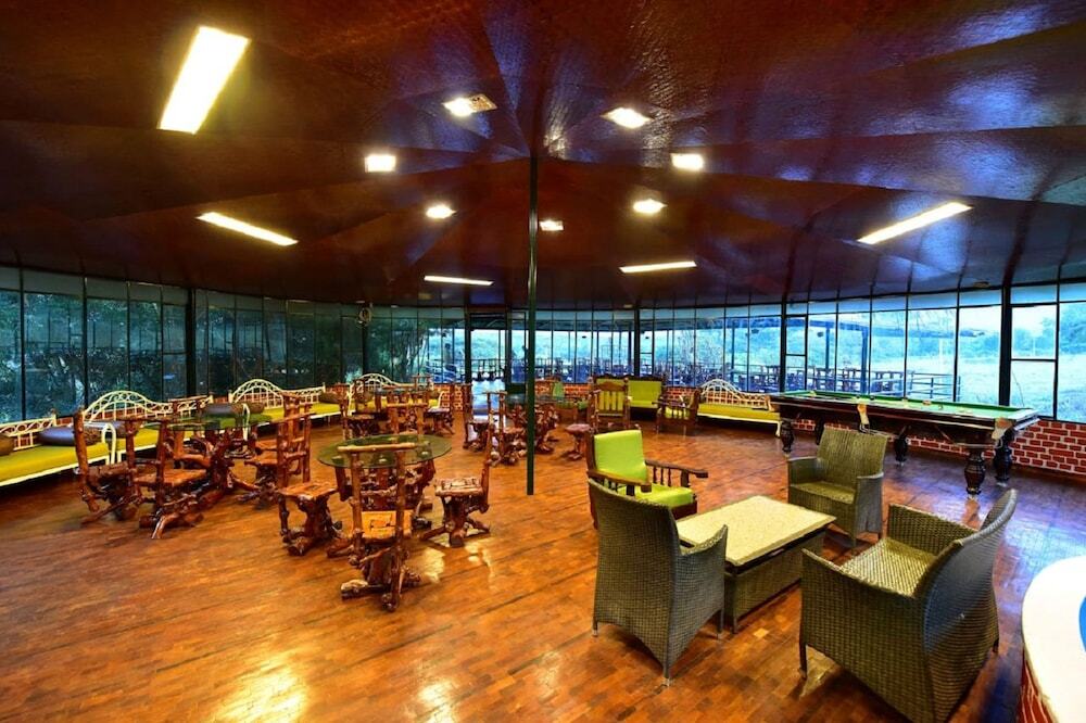 Ути: The Tiger Paw Resort