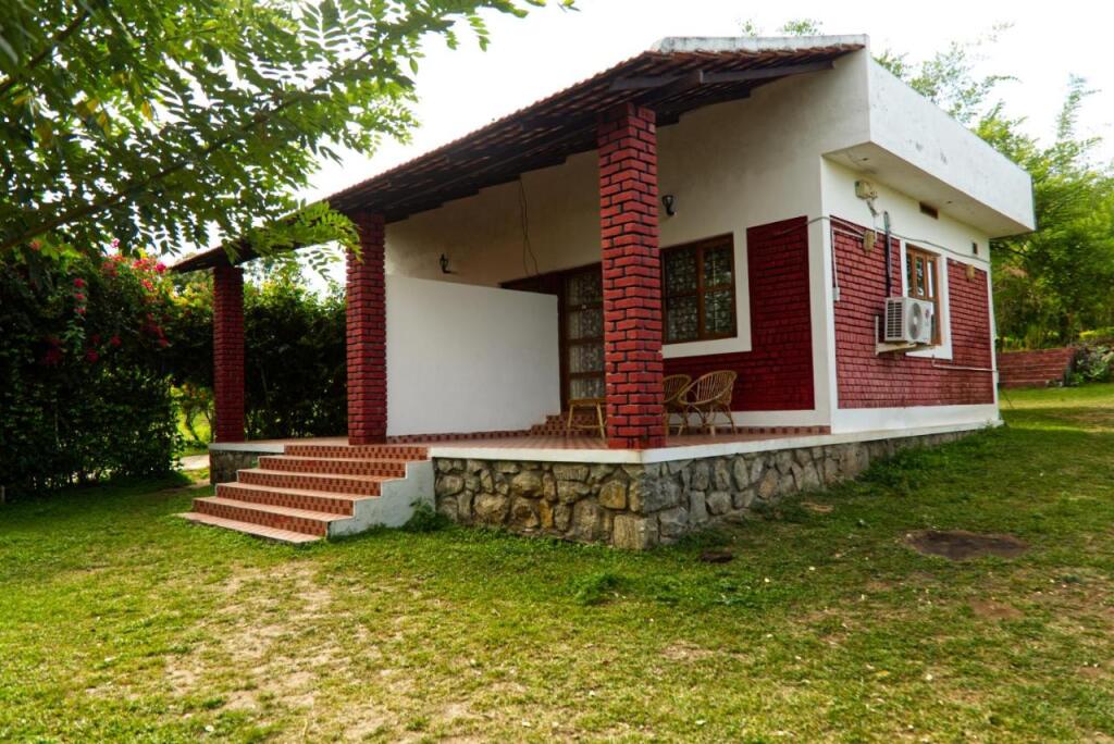 Ути: Safari land and guest house