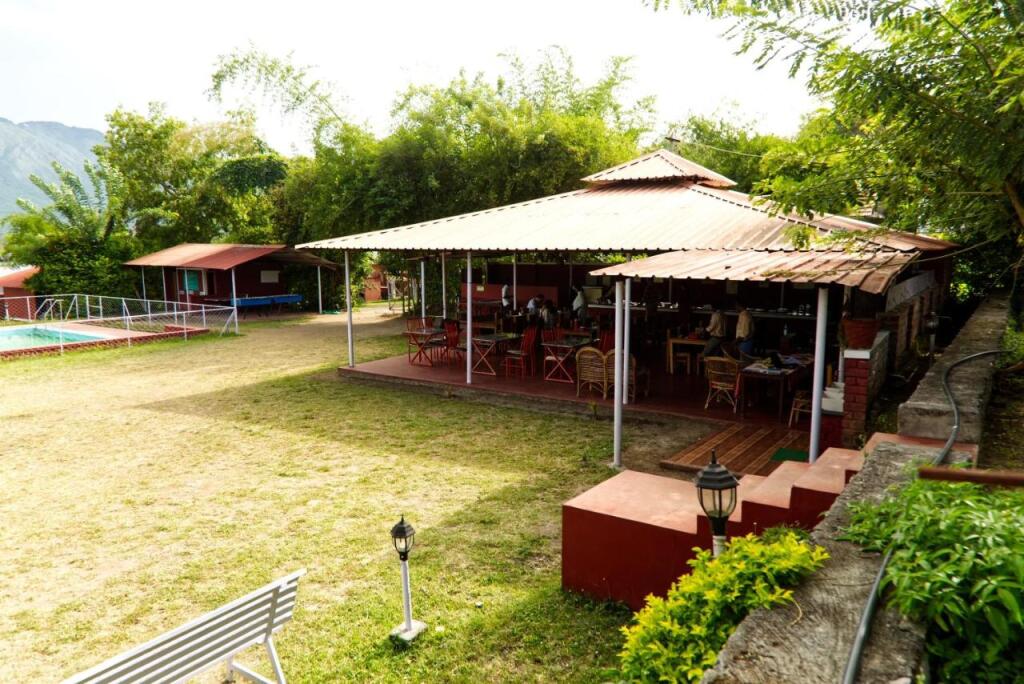 Ути: Safari land and guest house
